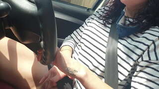 ���ઈ એક જાહેર કાર ડ્રાઈવ સાથે રમતી વખતે મારા નાના ભોસ ચુત