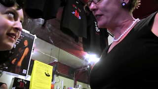 Tylko w barze - dojrzałe lesbijki mamuśki HDpornvideo