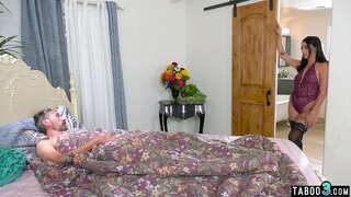 Matanda tiyuhin sa puwit fucking kanyang payat latina babaing anak na panguman