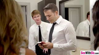 Sexy bobl yn eu harddegau Ms Faris a Whitney Wright mwynhau hardcore threesom rhyw ar ôl iddynt sugno dick