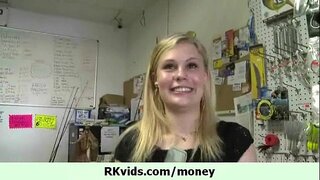 Халуун өсвөр охин бидэнд зөндөө түүний хувьд 10 бэлэн мөнгө