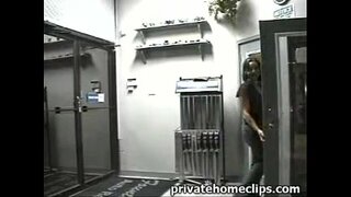 Srčkan busty babe daje šef NAJBOLJŠI blowjob pri delu