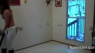 Exhibitionist арчиж нүцгэн хувьд хог цэвэрлэгч, хэн skirted!