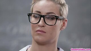 Teen babe കഴിക്കുന്നത് അവളുടെ ഗുരുക്കന്മാർ കവിളില് ശേഷം ക്ലാസ്