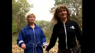 Geil reift wëllt, Experimentéieren Se mat all aneren pussy am gras