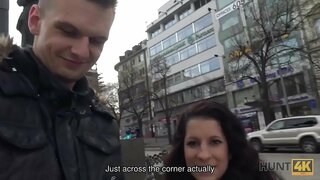 HUNT4K.Hunter കണ്ടെത്തുന്നു. അത്യാഗ്രഹികളായ whore Jocelyne Z on Vaclav &#039; s square in Prague