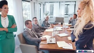 Busty milf menywod busnes yn mynd benben yn ystod boardmeeting.Y busnes arall yn mynd allan mor gyflym ag y gallant.Yn olaf, mae&#039;r milfs wedi y lle ar gyfer eu hunain ac yn dechrau mochyn a llyfu ei gilydd