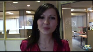 Brown ang buhok nag-aalok ng kanyang puwit na may kasiyahan