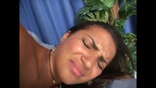 Tanned latina Claudia ബെല്ല takes black cock in her wet കവിളില്