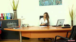 Hairy pussy dyrektora Dani Daniels, wypełniona spermą (Część 1)