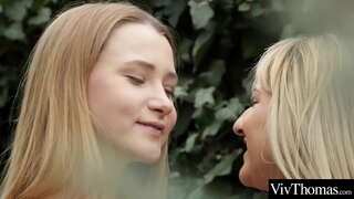 Sexy kijana wa kike lick kila wengine mvua pussies