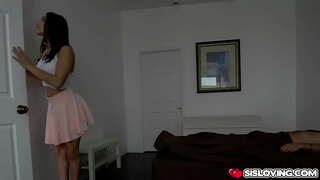 Abella Panganib ay nais na pakiramdam ang kanyang mga stepbrothers titi sa loob ng kanyang basang buhok